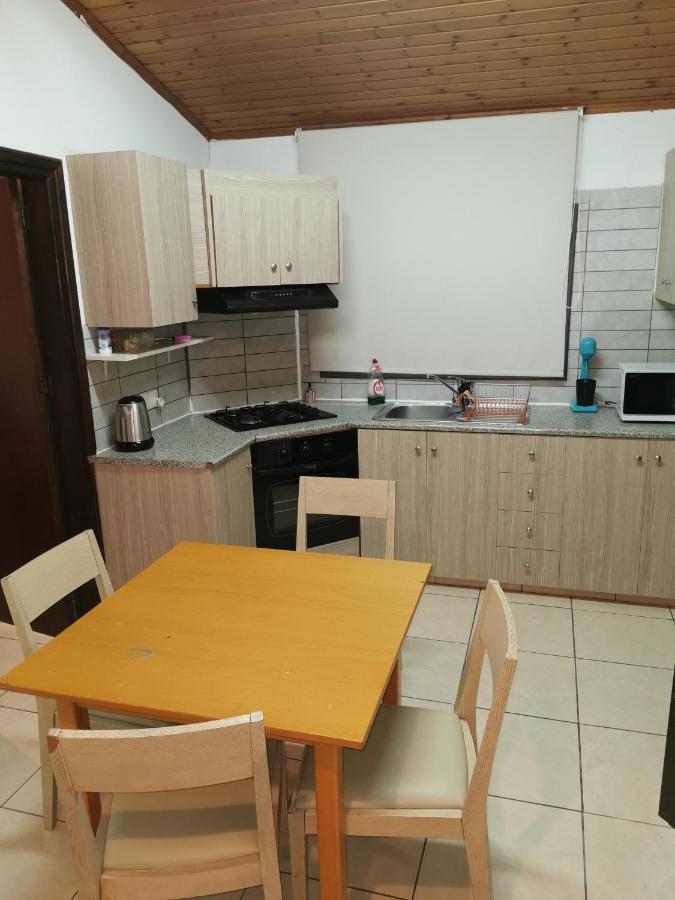 Strovolos Rooms Studios Nikosia Bagian luar foto
