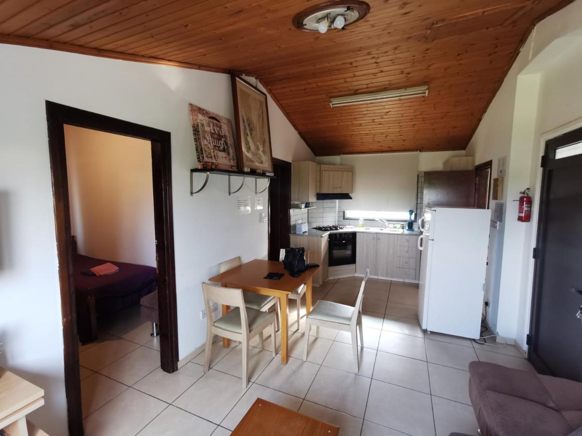 Strovolos Rooms Studios Nikosia Bagian luar foto