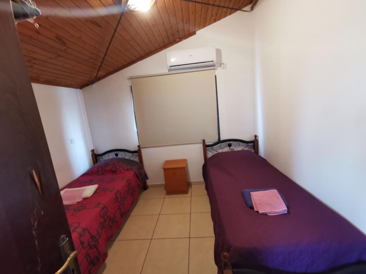 Strovolos Rooms Studios Nikosia Bagian luar foto
