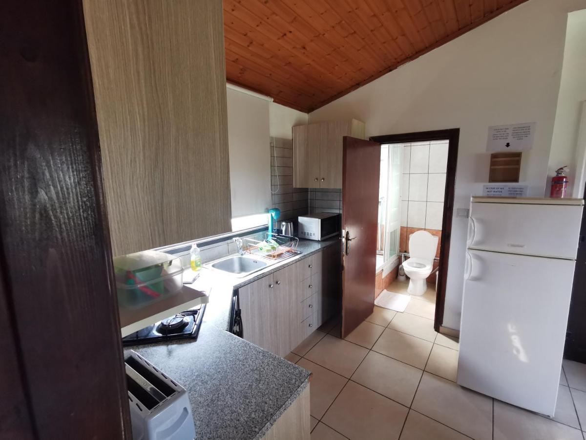 Strovolos Rooms Studios Nikosia Bagian luar foto